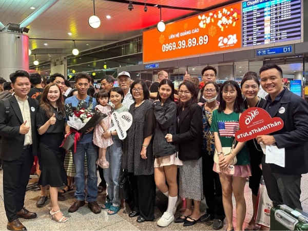 Gia đình khách hàng Ngô Xuân Vinh trong buổi chia tay gia đình để lên đường sang Mỹ định cư